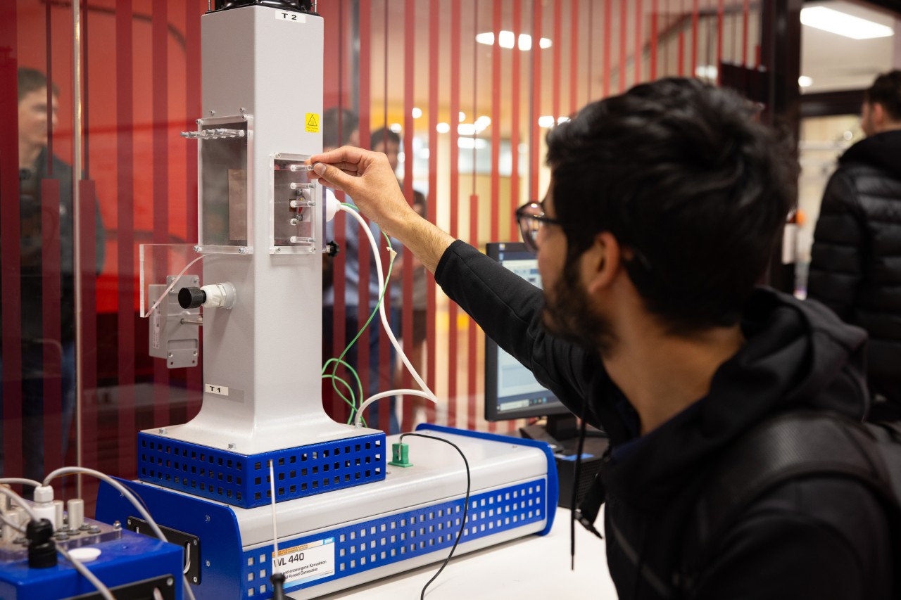 an image of Swinburne students using the Applied Mechanics Lab (Dynamics Lab)