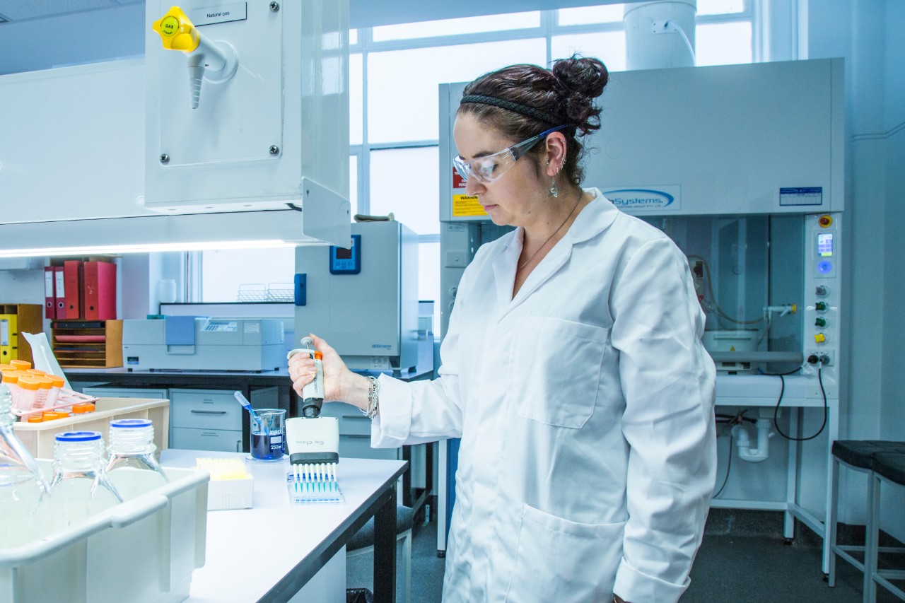 Swinburne science students hard at work in the university's laboratory facilities.